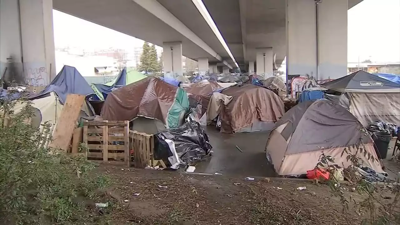 Tacoma begins clearing encampment under I-705