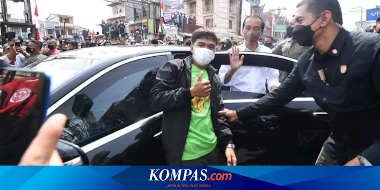 Terjadi Kerumunan Saat Jokowi Bagi-bagi Kaus di Pasar Porsea