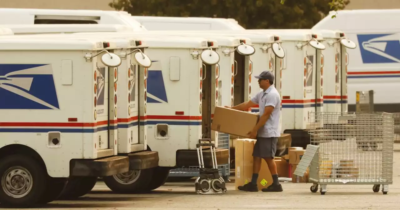 Editorial: The future is electric. So why is the Postal Service buying gas-guzzling trucks?