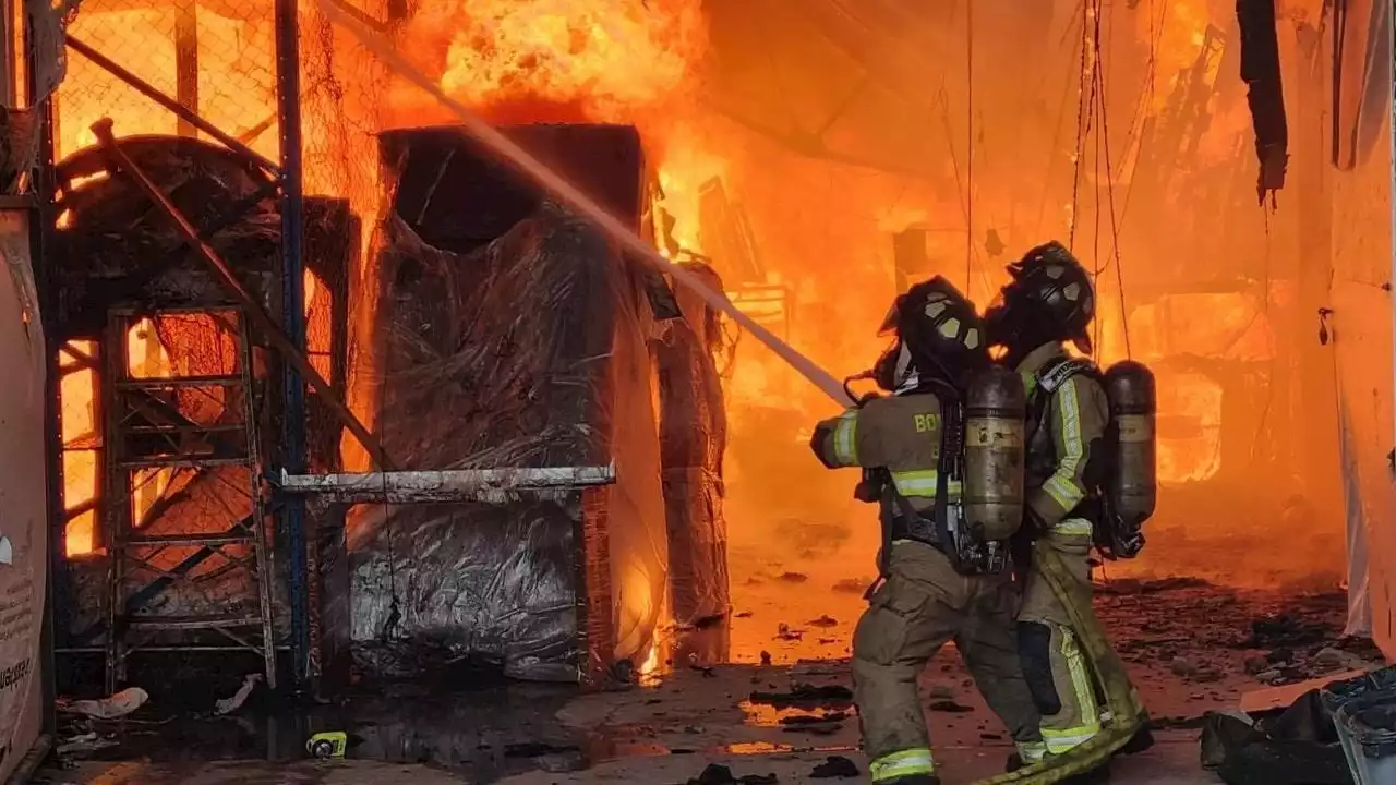 Fotos y videos: Tratan de controlar incendio de grandes magnitudes en una bodega en Bogotá