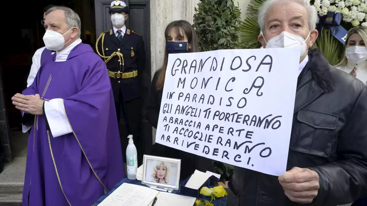 I funerali di Monica Vitti a Roma, in centinaia a piazza del Popolo per l'ultimo saluto all'attrice