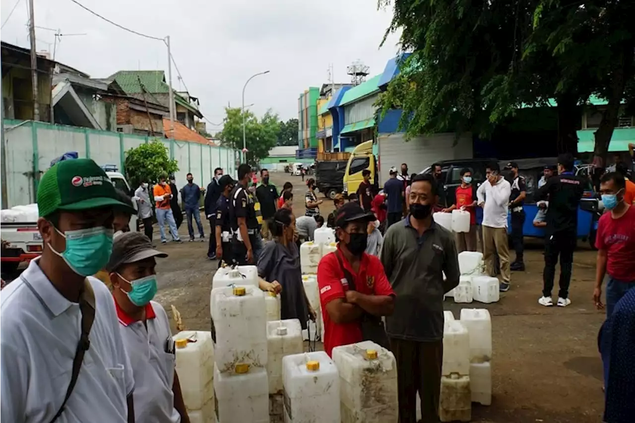 Holding BUMN Pangan Distribusikan 12 Ton Minyak Goreng ke Pedagang Pasar