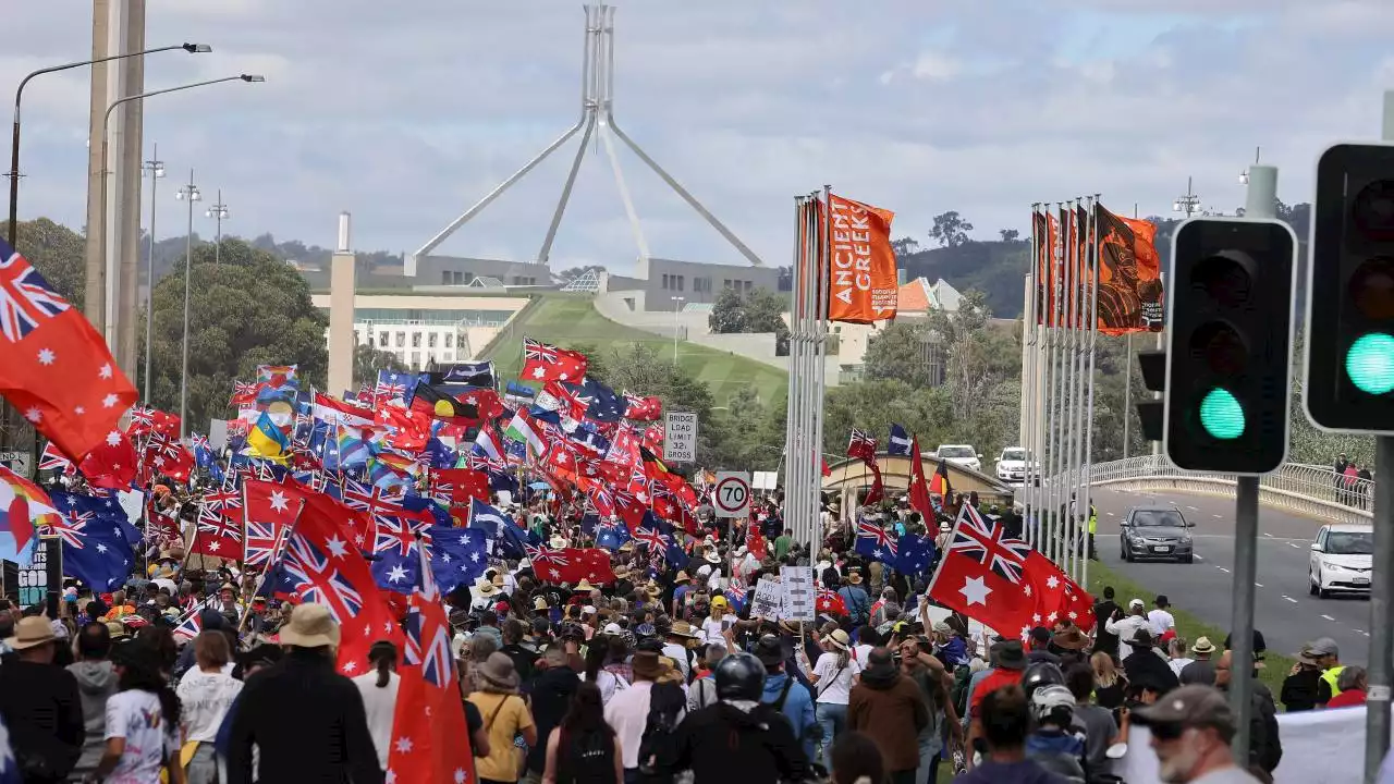 Thousands protest vaccine mandates in Canberra