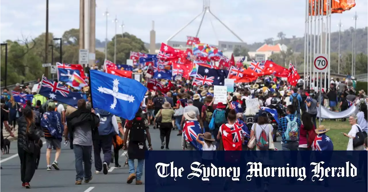 Convoy to Canberra marches on Old Parliament House to protest vaccine mandates