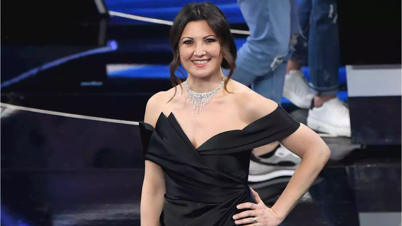 Giovanna Civitillo in nero, la regina della prima fila di Sanremo 2022 e quel look royal