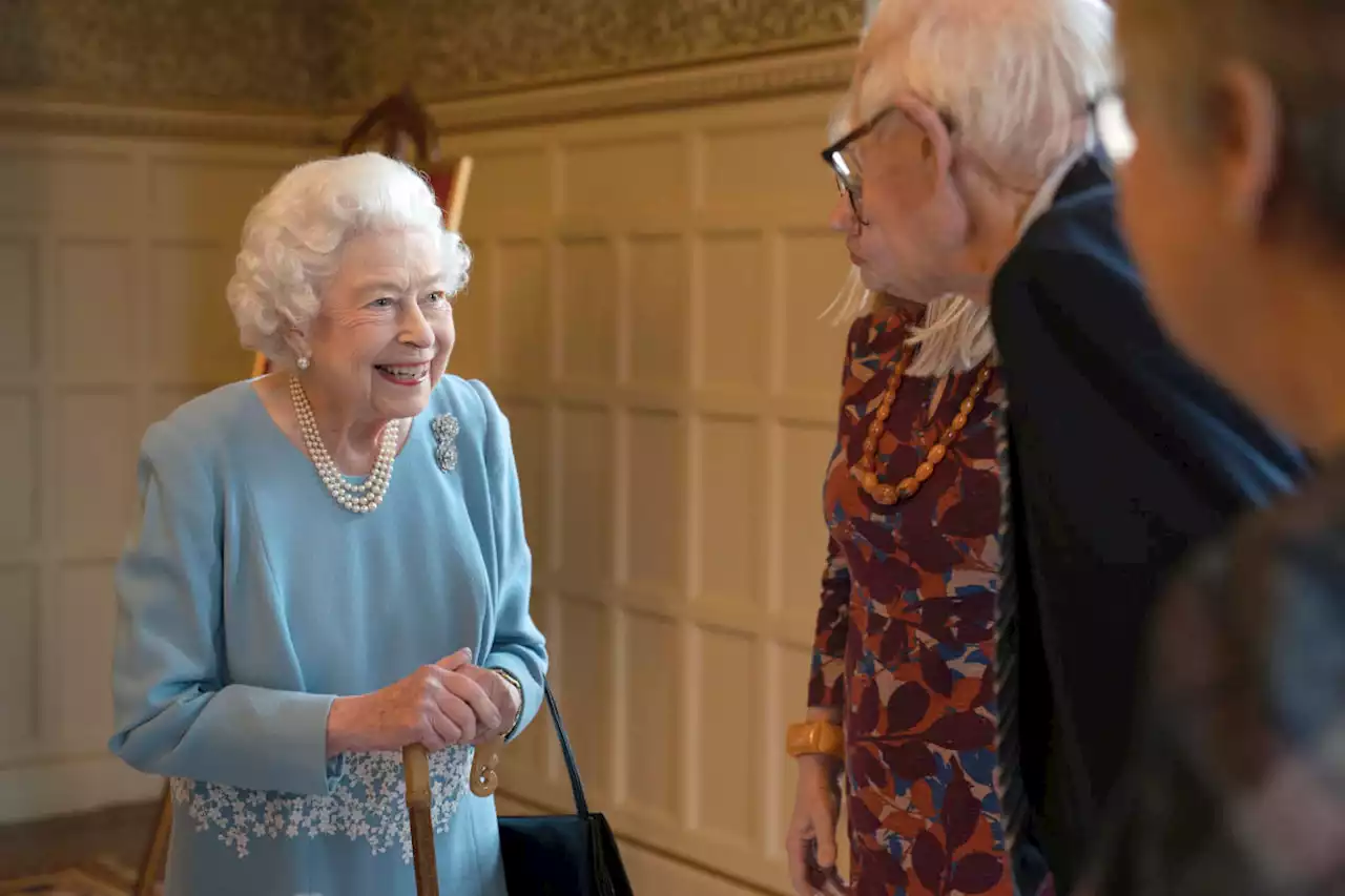 Queen seems chatty at largest reception since health scare