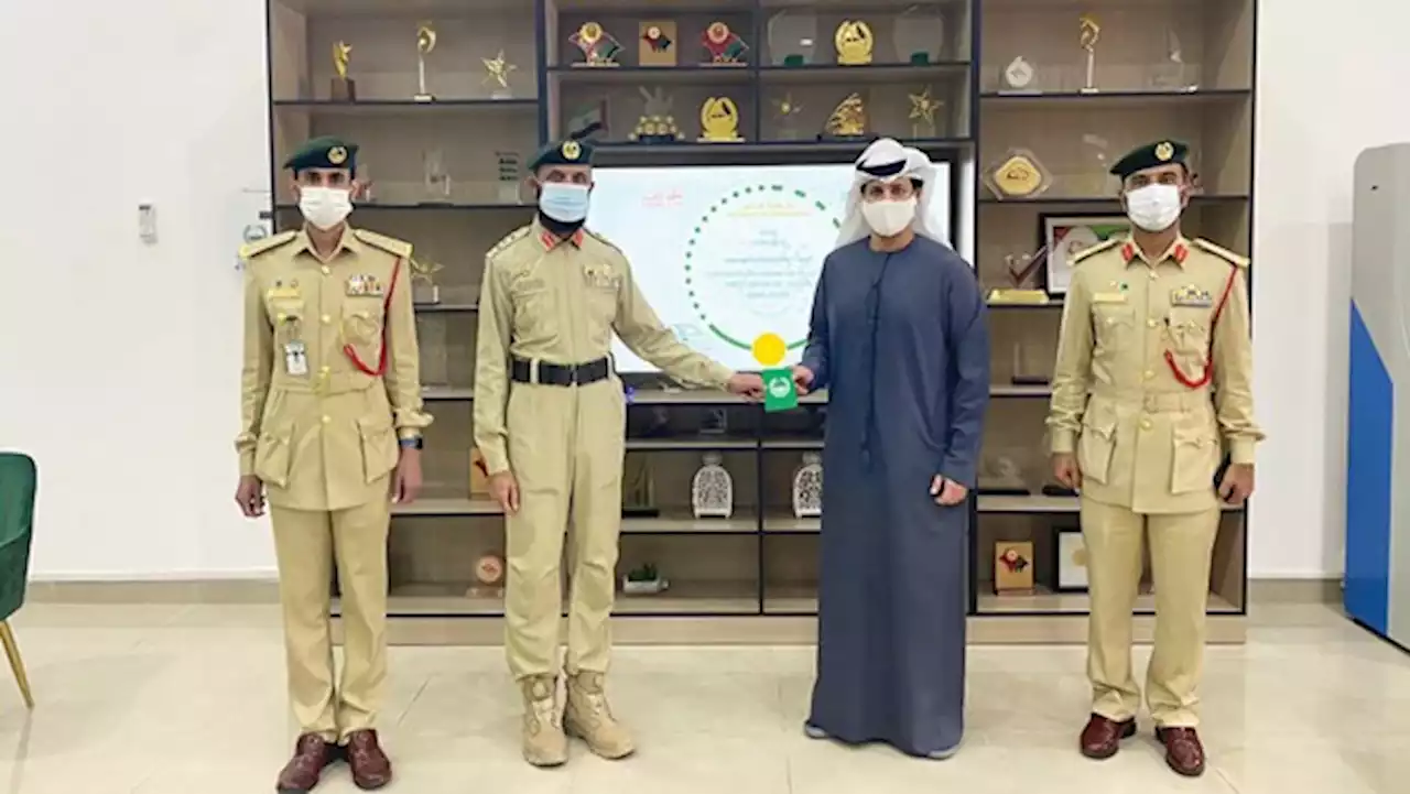 شرطة دبي تكرم مقيماً تقديراً لأمانته