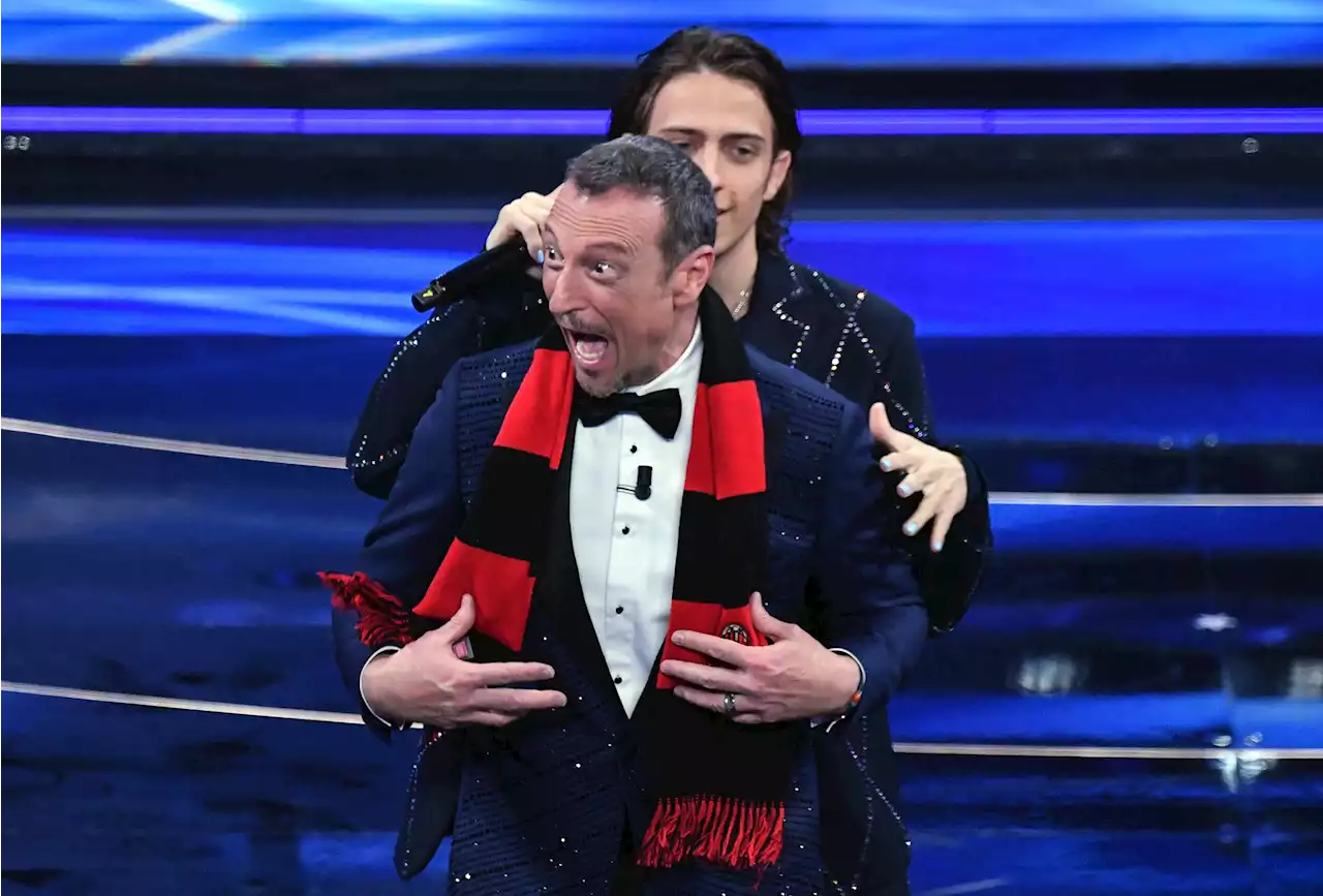 Sangiovanni a Sanremo 2022 con la sciarpa del Milan: la reazione di Amadeus