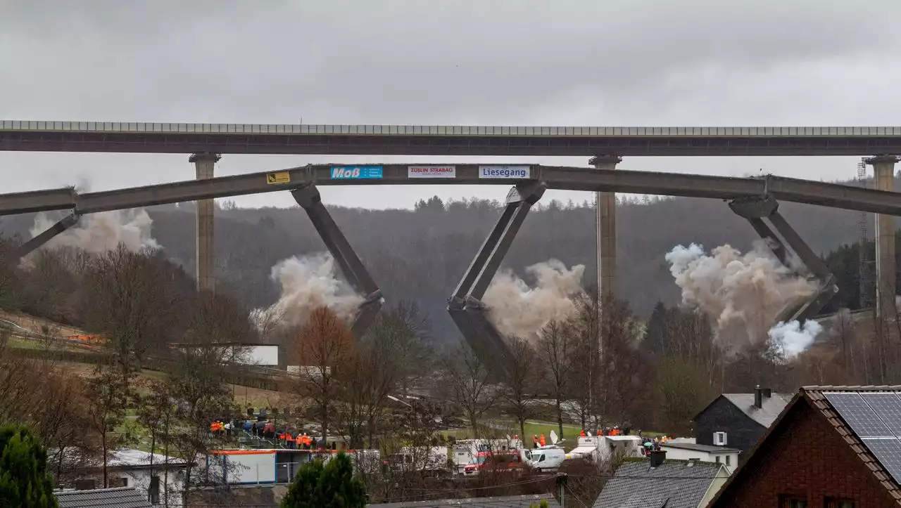 A45 bei Rinsdorf: 70 Meter hohe Autobahnbrücke gesprengt