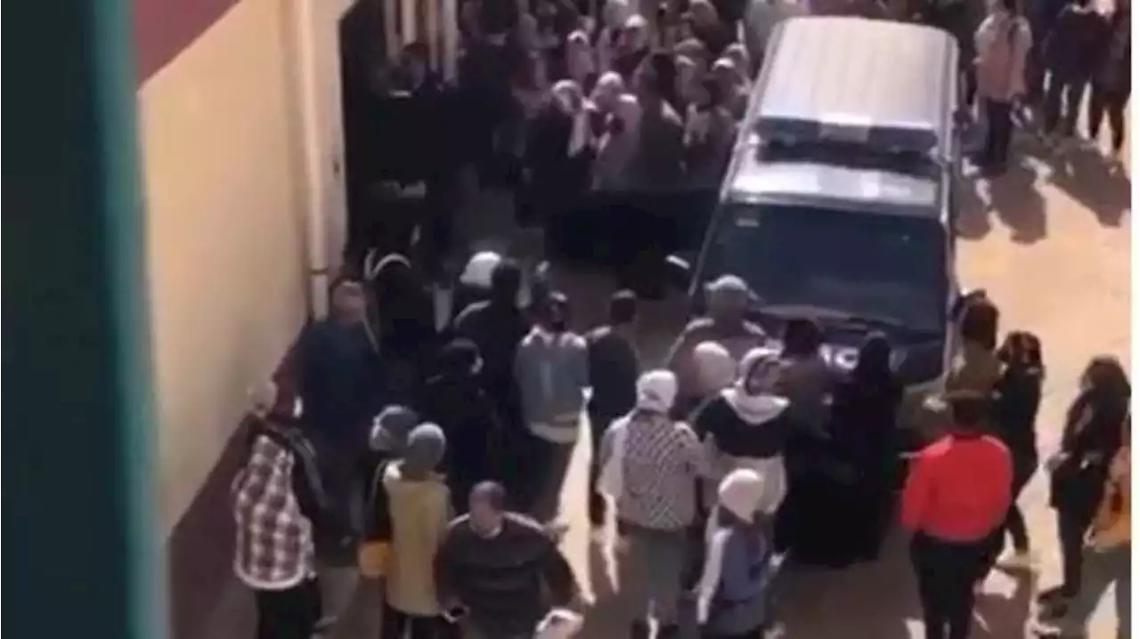 معلمة مصرية منعت الطلاب من 'الغش' فتعرضت لتهديدات.. وخرجت بحماية الشرطة !