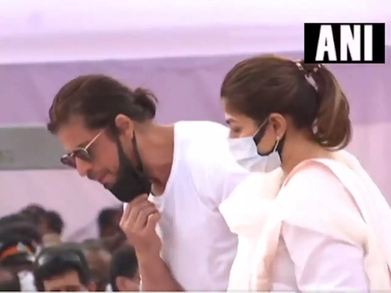 بھارتیوں نے شاہ رخ پر لتا منگیشکر کی میت پر تھوکنے کا الزام عائد کردیا - ایکسپریس اردو