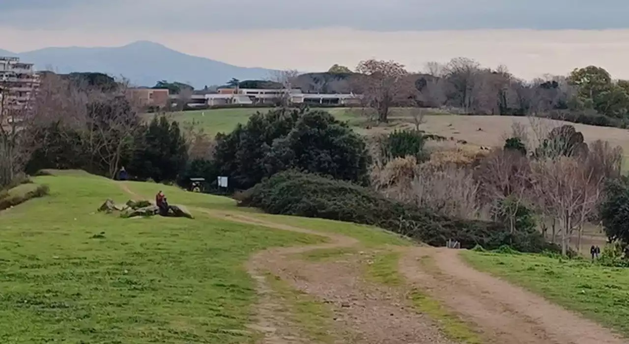 Roma, paura alla Caffarella: «Un folle aggredisce le ragazze nel parco»