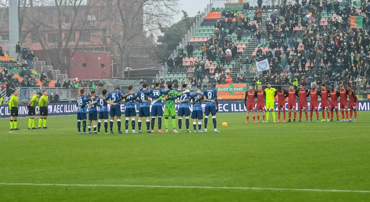 Venezia, tifosi voltano le spalle durante il minuto di silenzio per Zamparini