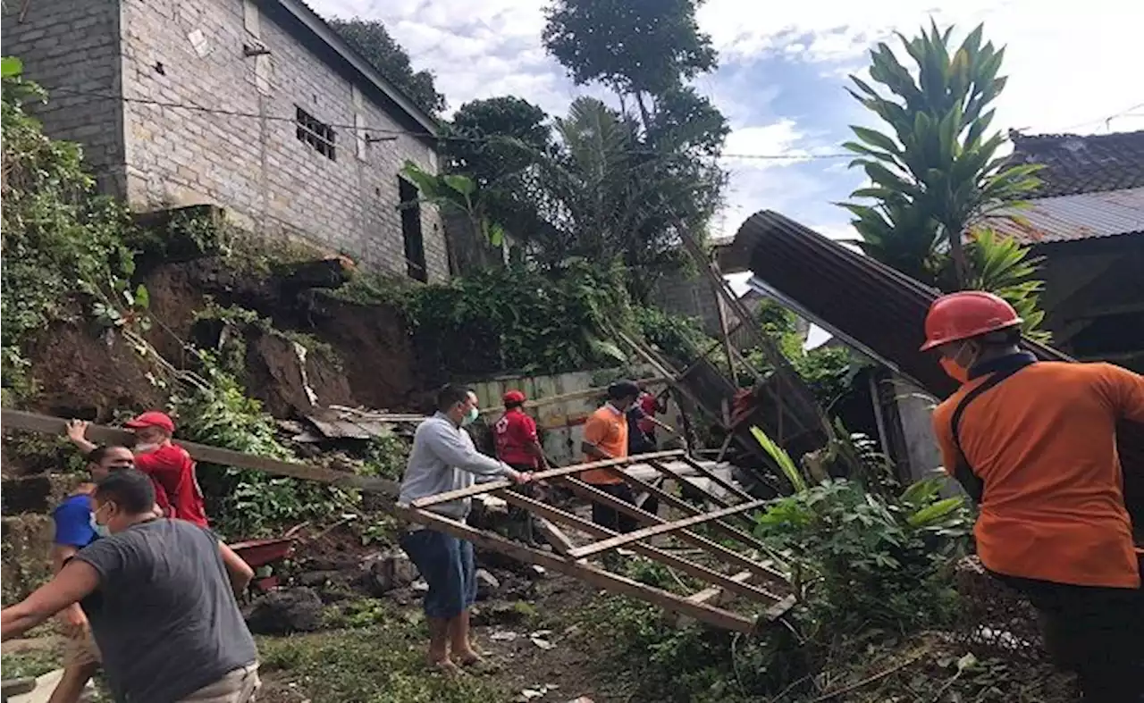 7 Motor dan Gudang Tertimbun Longsor di Karangasem, Bali