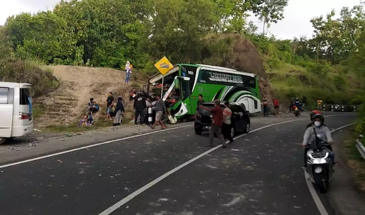 Bus Pariwisata Tabrak Tebing di Bantul, 13 Orang Tewas