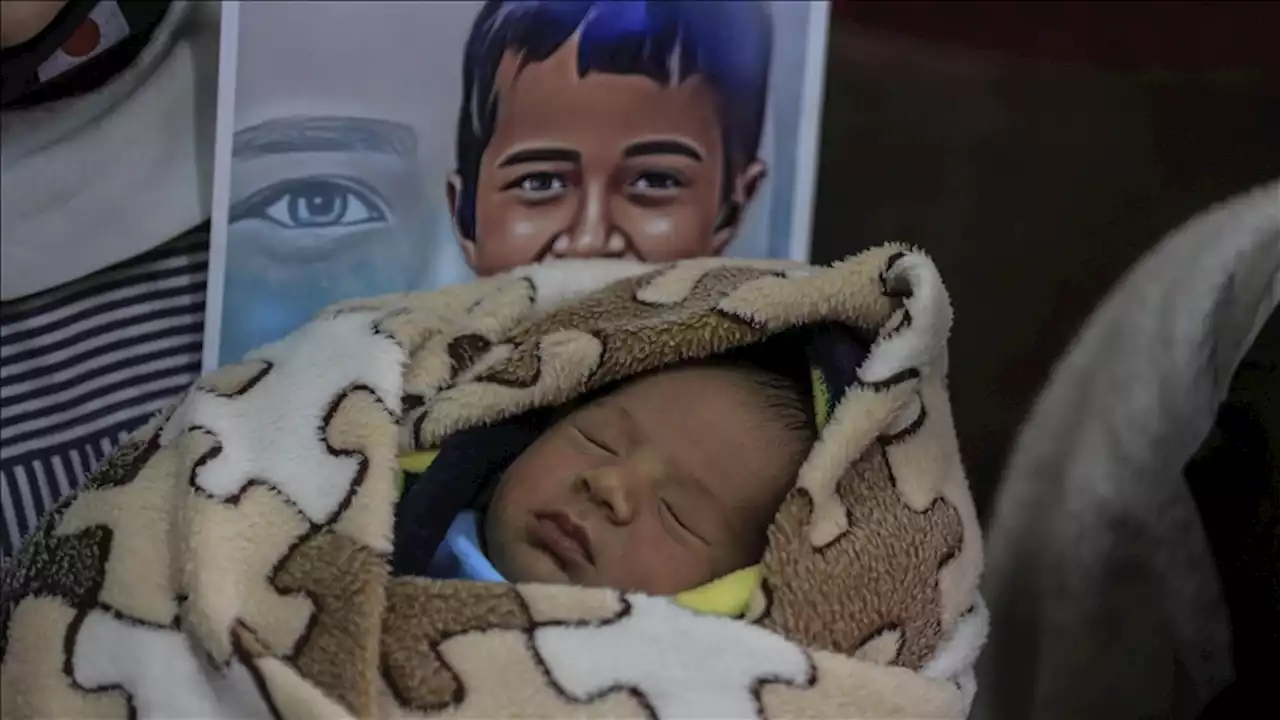 غزة.. فلسطيني يُطلق على مولوده اسم 'ريان'
