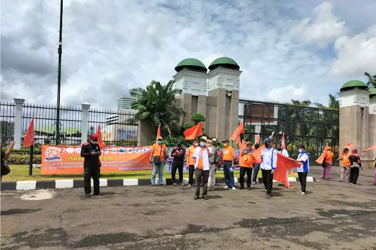 Massa buruh mulai datangi gedung DPR RI