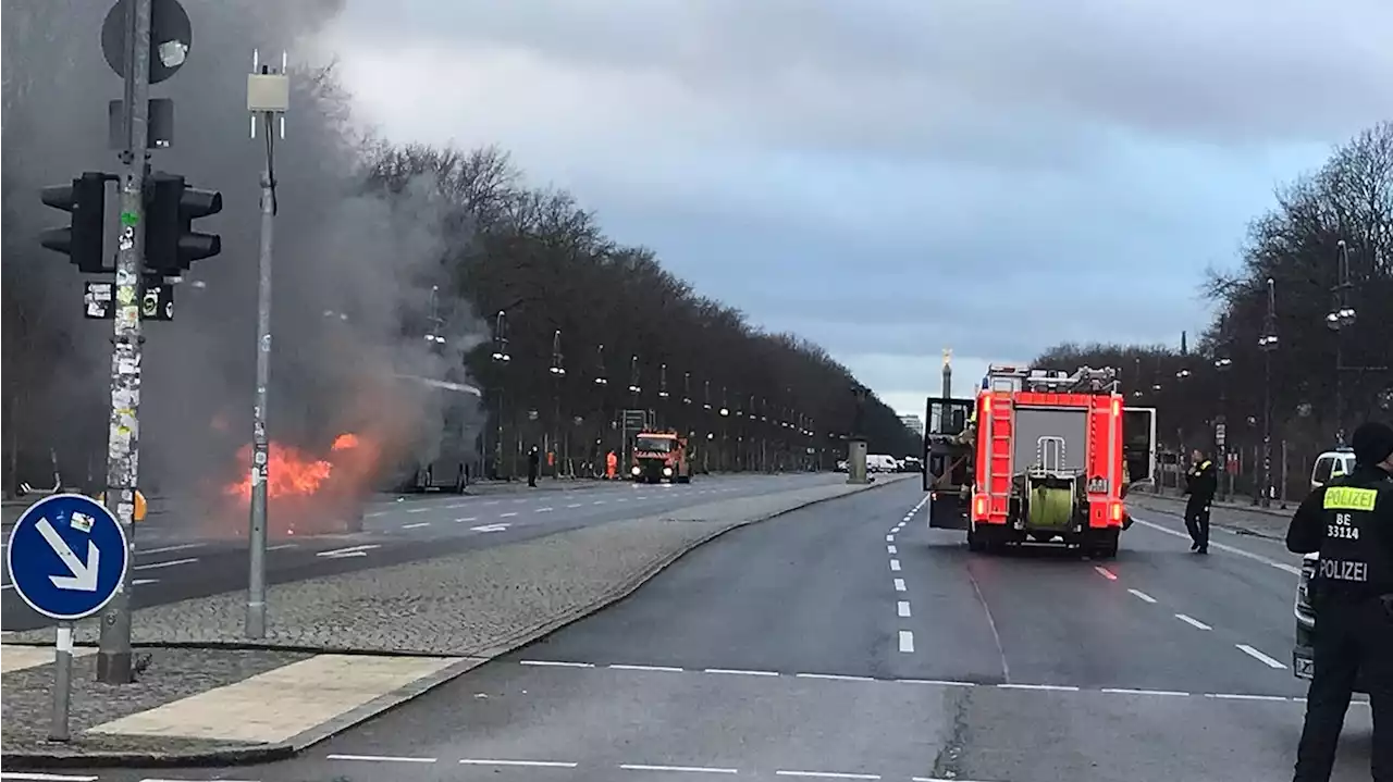 Auto brennt auf Straße des 17. Juni