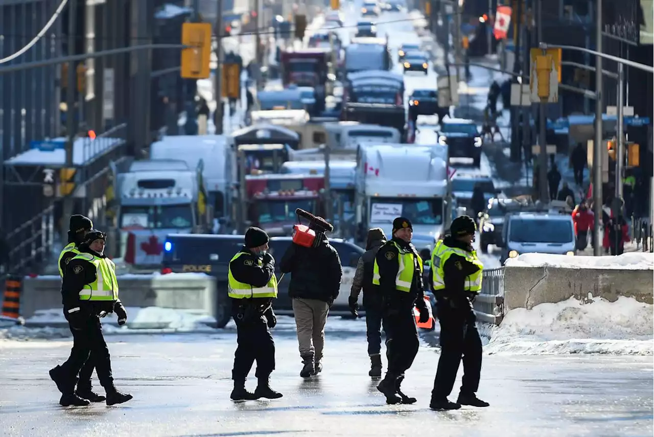 Federal government urges Ottawa Police to take control of convoy protest, proposes cross-jurisdiction meetings