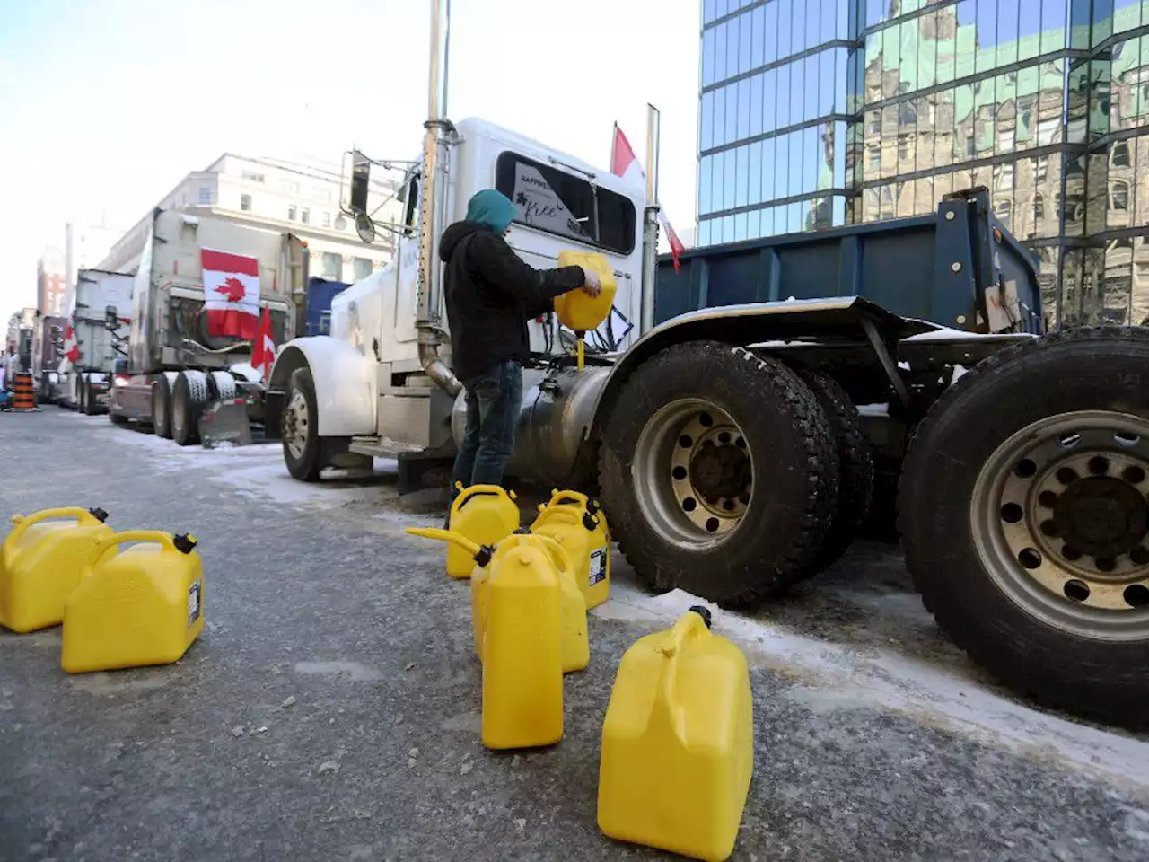 'Turning up the heat': Police seize fuel in attempt to break up Ottawa protest