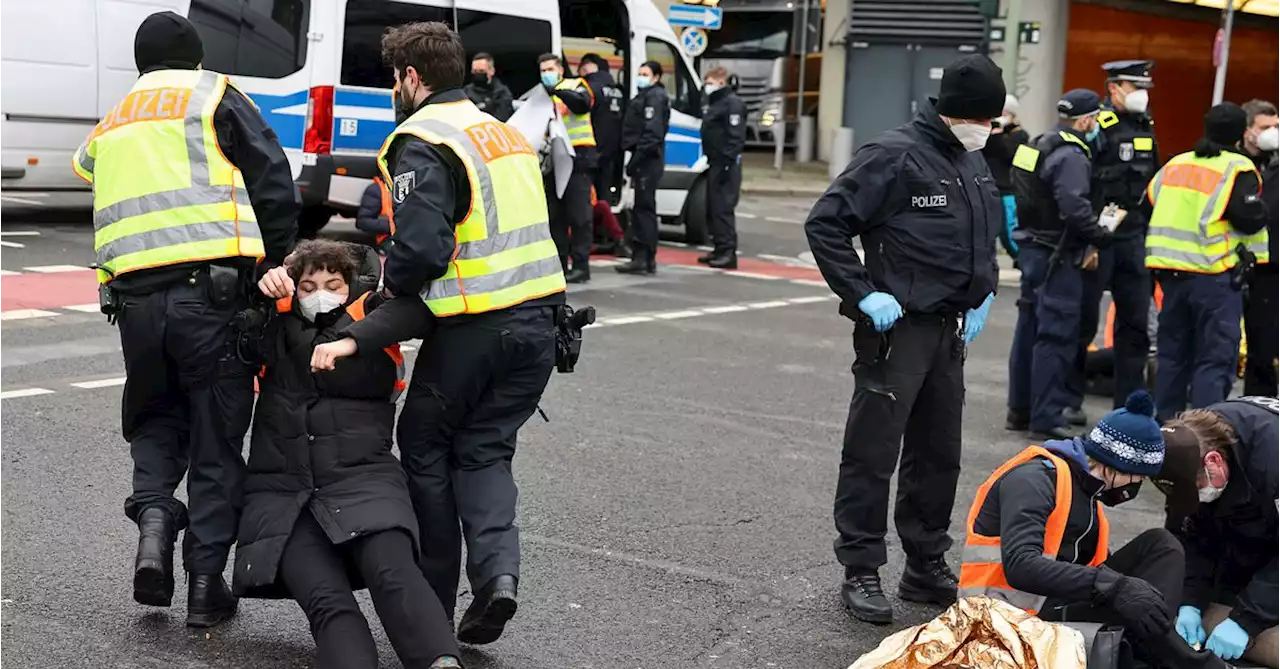 Fifteen climate activists glue themselves to German motorways