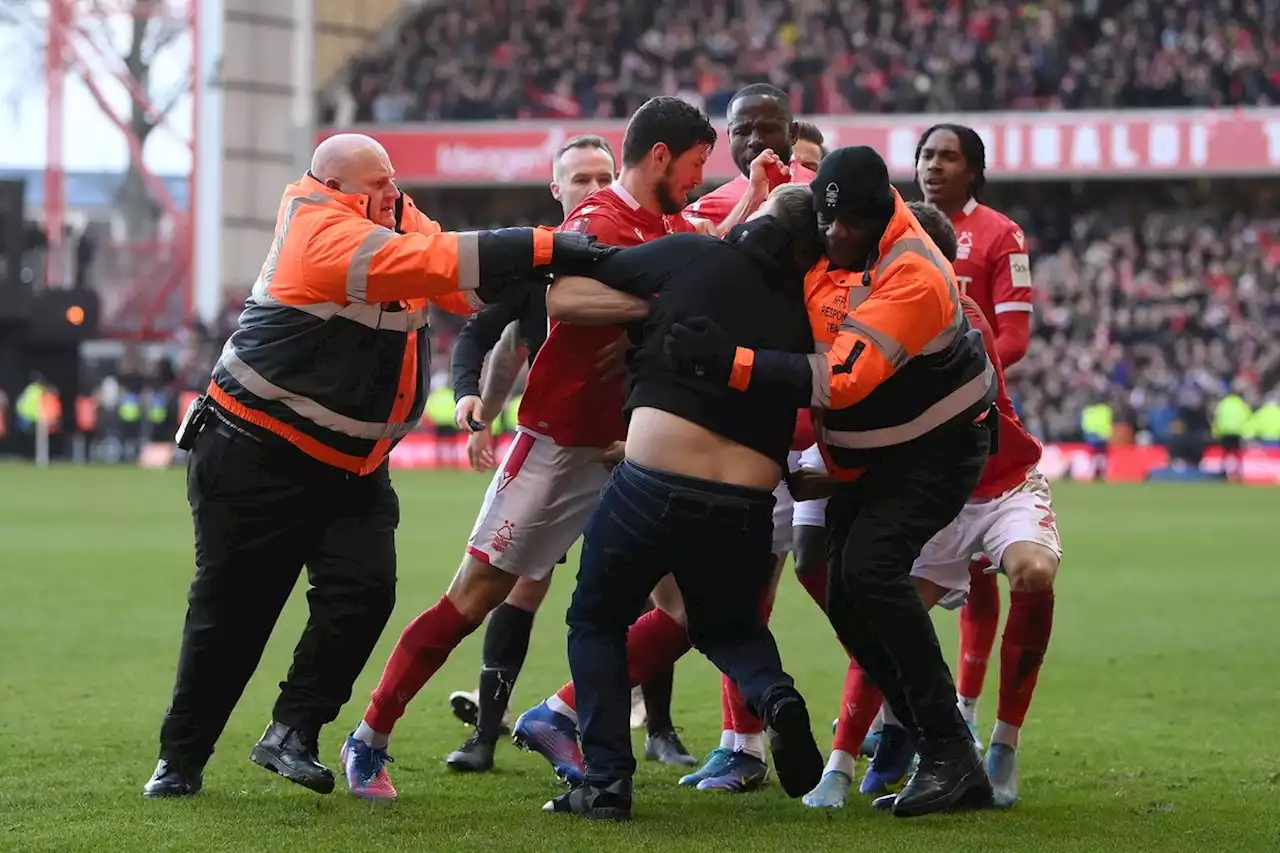 Follia in FA Cup: tifoso del Leicester invade il campo e aggredisce i giocatori del Forest