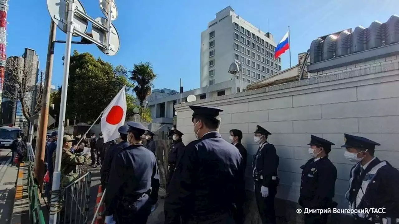 Ультраправые протестуют у посольства России в Токио по случаю 'Дня северных территорий'