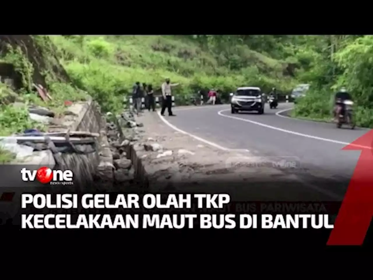 Pihak Kepolisian Gelar Olah TKP Kecelakaan Maut Bus Pariwisata di Bantul - tvOne