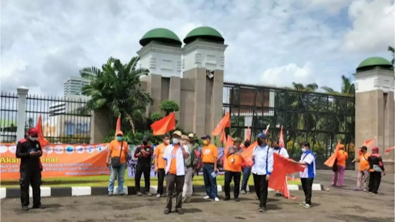 Tolak UU Cipta Kerja, Massa Buruh Demo di Depan Gedung DPR