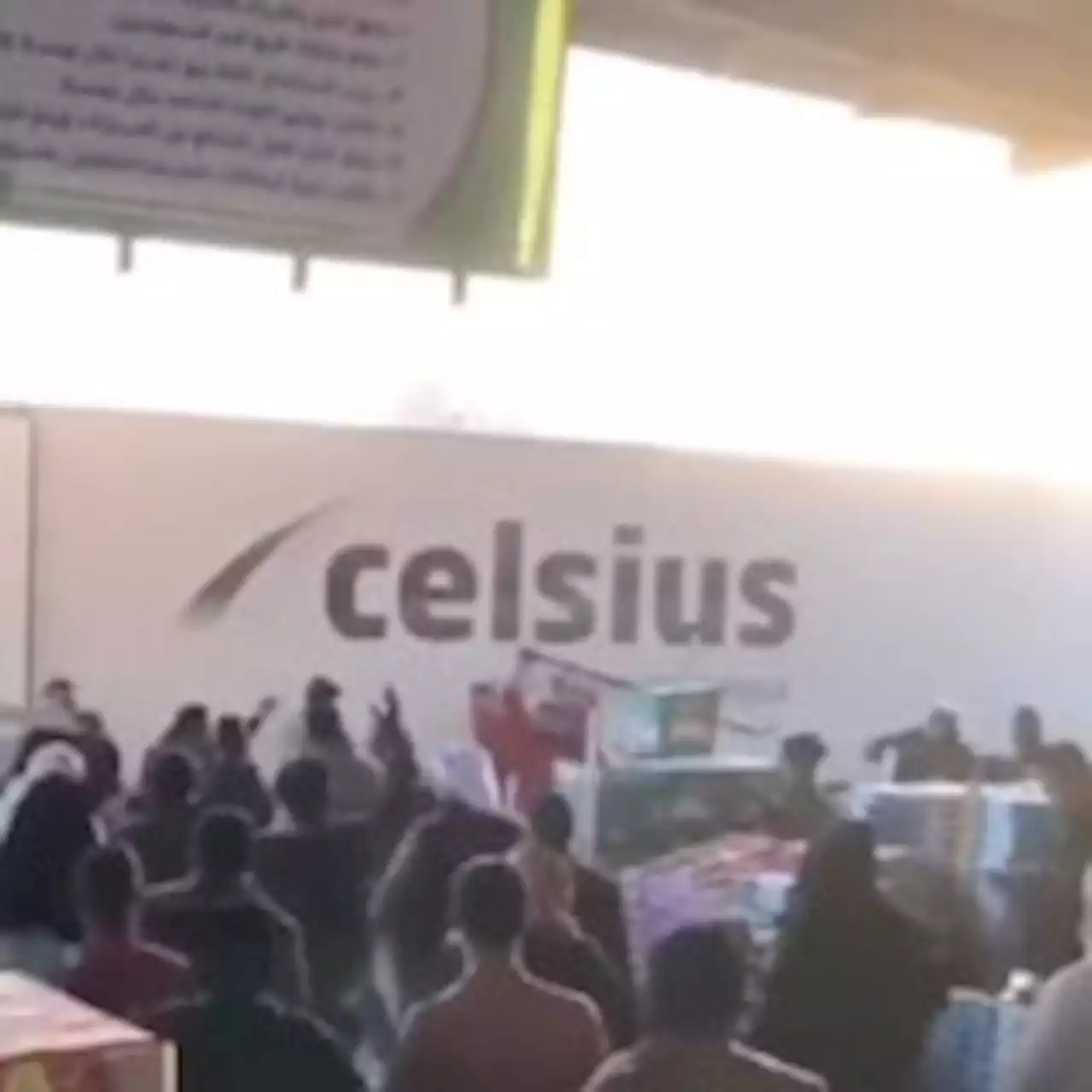 شاهد.. مشاجرة جماعية في أحد المراكز التجارية وبيان عاجل من الشرطة | صحيفة تواصل الالكترونية