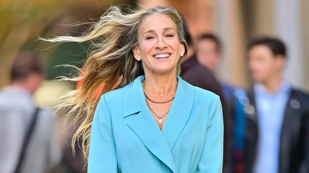 Il parrucchiere di Sarah Jessica Parker spiega come crea quella perfetta sfumatura di biondo baciato dal sole