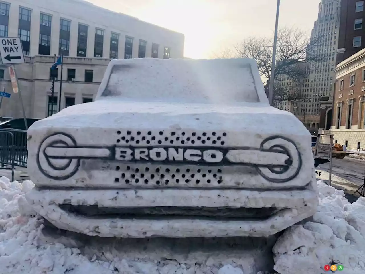 A snowy Ford Bronco on display outside Buffalo Auto Show | Car News | Auto123