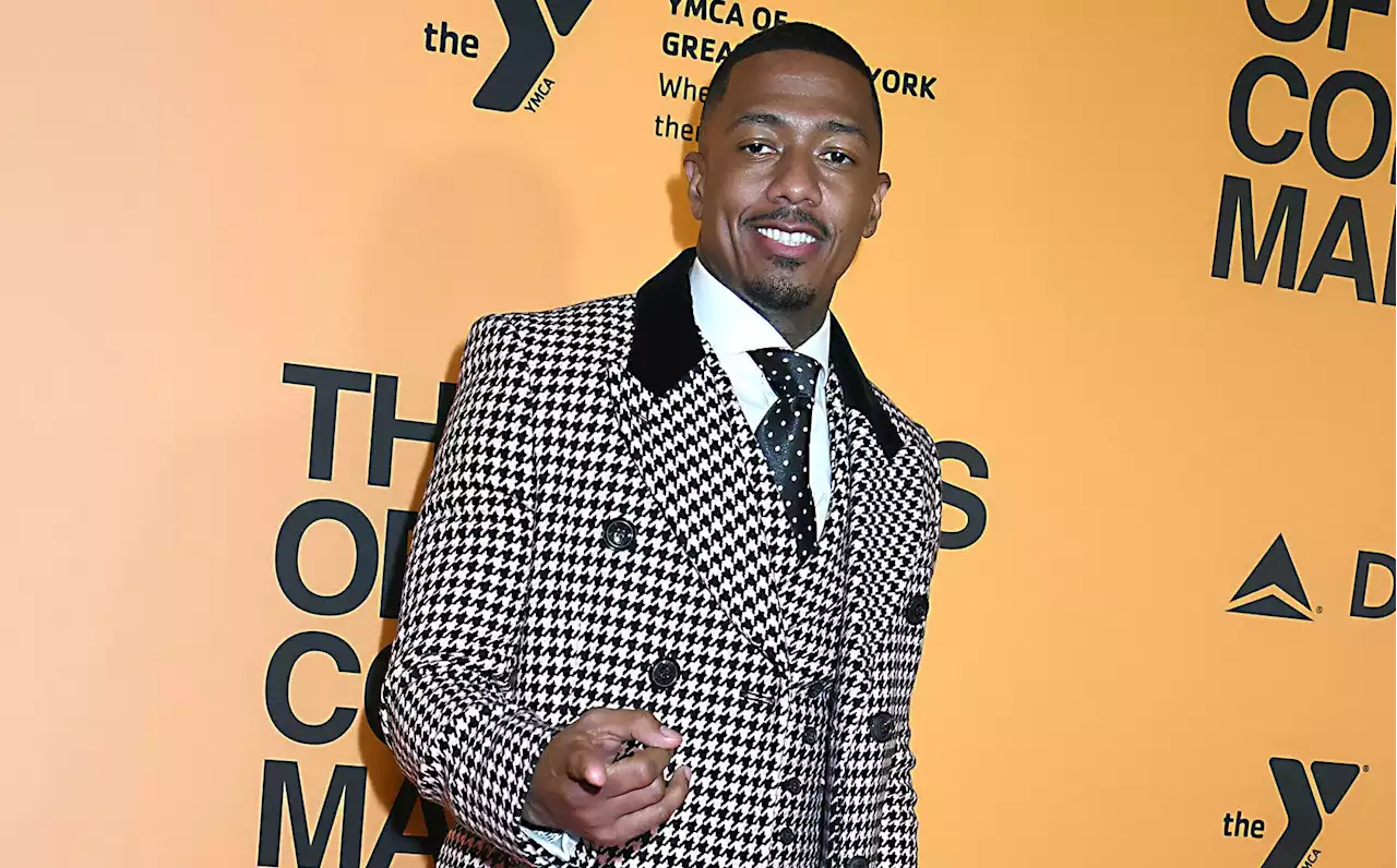 „Geschenk zum Valentinstag“ – Nick Cannon posiert vor Kondomautomat