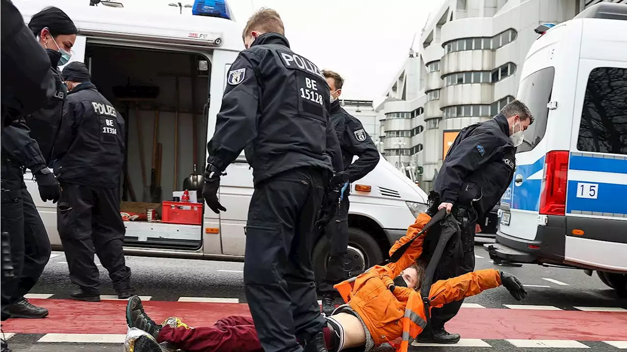 Mache ich ​mich strafbar, wenn ich ​Demonstranten „wegräume“?