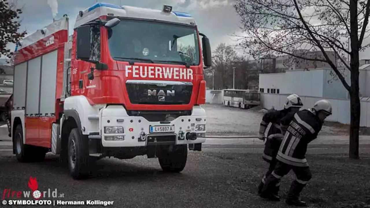 Oö: Bagger in Lenzing in die Ager gestürzt → Kollegen retten Baggerfahrer