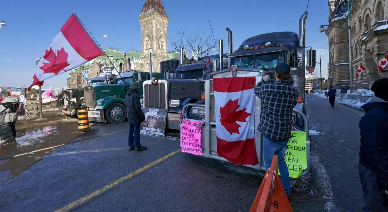 No Vax, la protesta dei camion in Canada degenera: violenze e abusi. Trudeau: «È ora di finirla»