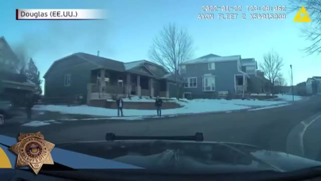 Un agente se juega la vida para rescatar a un perro atrapado en un vehículo incendiado
