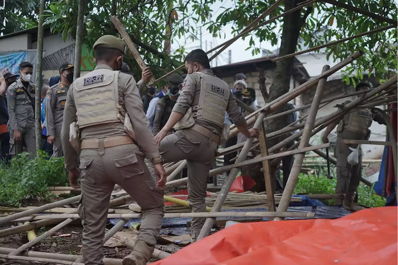 Kerap Menimbulkan Kemacetan, 22 Bangli di Simpang Ciawi Dibongkar Petugas Gabungan