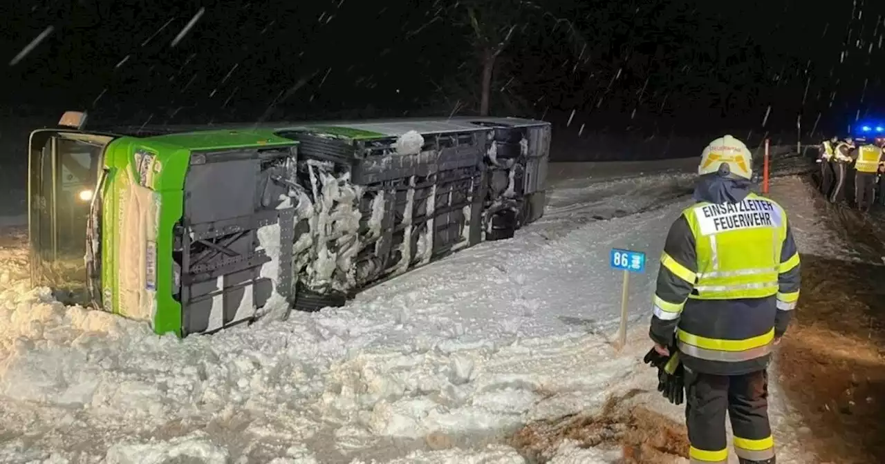 Bus von Sturmböe erfasst und umgekippt