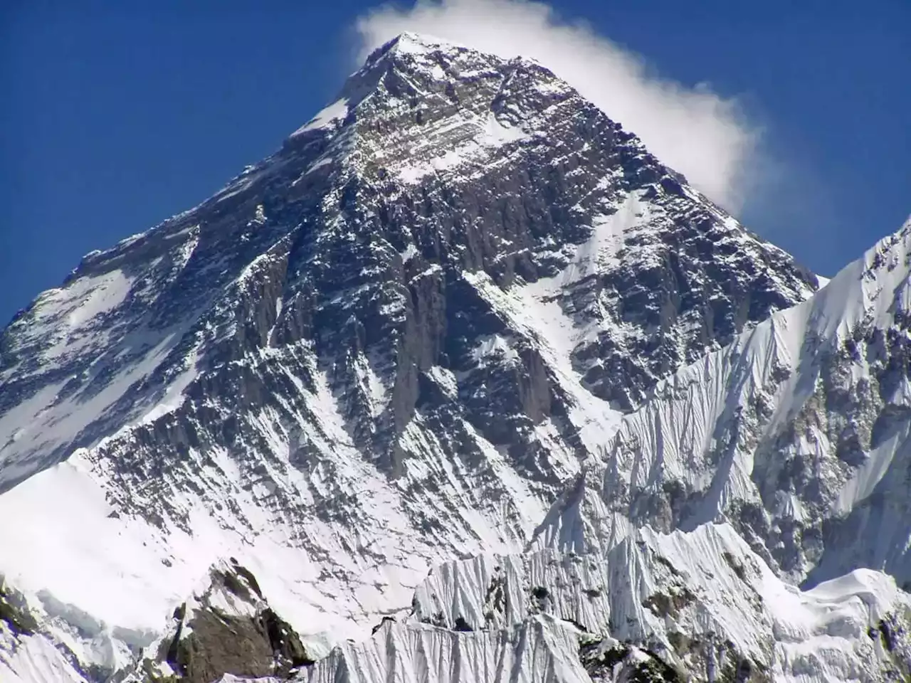 Mount Everest Glacier : एवरेस्ट पर 2000 साल पुराना ग्लेशियर इसी सदी में गायब हो सकता है, शोध में दावा