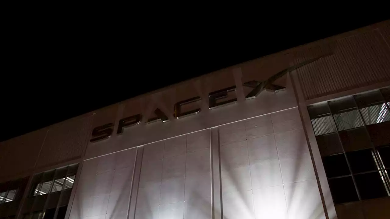 SpaceX फाल्कन 9 रॉकेट अपनी लॉन्चिंग के कई साल बाद पृथ्वी के वायुमंडल में टूटा