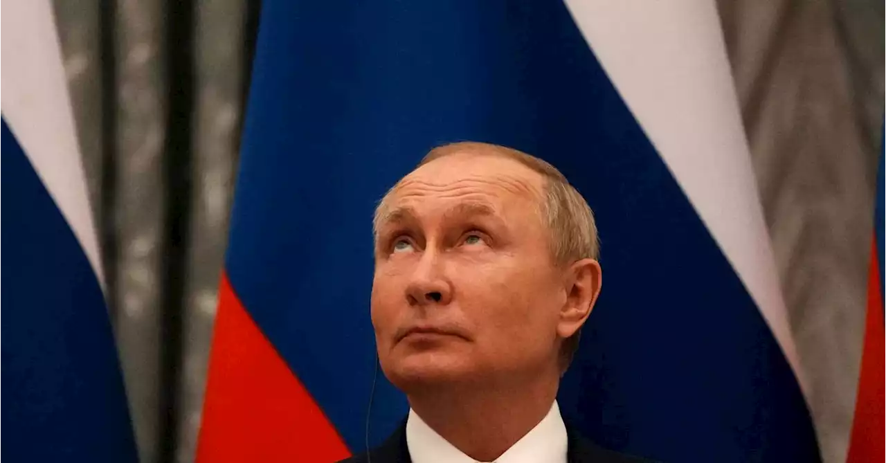 Paris says Putin agreed to start no new manoeuvres near Ukraine for now