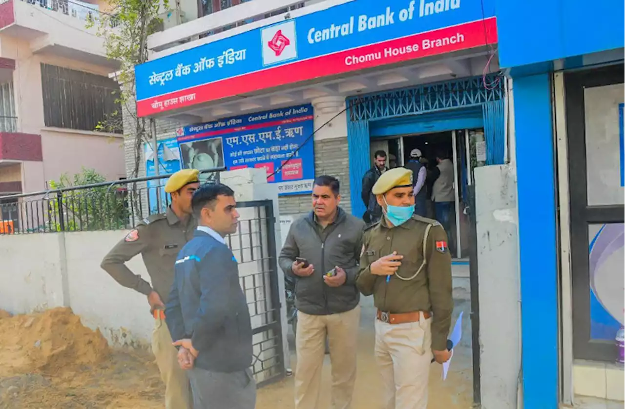 Bank Robbery: अब तक खौफ में चश्मदीद, बताया: मैनेजर के सिर पर पिस्टल से मारी और मेरी गर्दन पकड़ ली | Central bank of india bank robbery in jaipur eye witness update | Patrika News