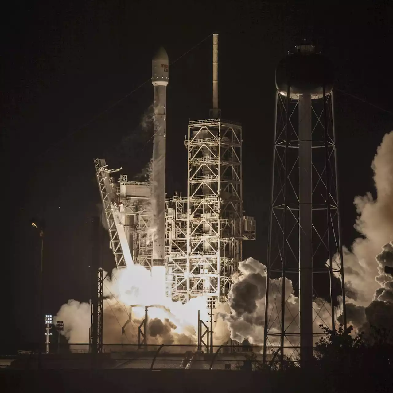 SpaceX Falcon 9 upper stage breaks up in Earth's atmosphere, 5 years after launch