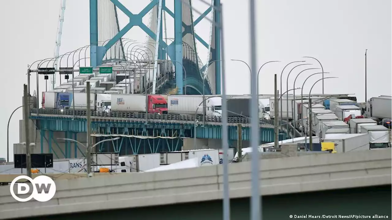 Канадские дальнобойщики заблокировали пограничный мост с США | DW | 09.02.2022