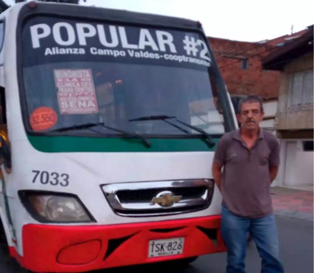 El gesto de don Jesús, conductor de la comuna Nororiental, emociona en redes sociales