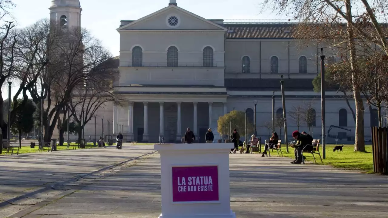 La battaglia di genere su un piedistallo vuoto: nel parco spunta 'la statua che non esiste'