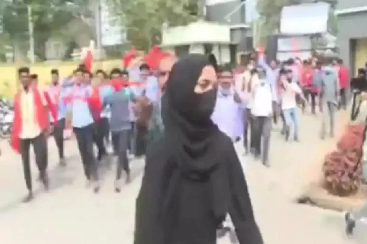 Viral, Mahasiswi Berhijab Dicemooh Massa Hindu di Kampus India