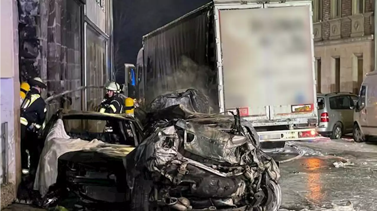 Betrunkener Lkw-Fahrer rammt in Fürth Dutzende Autos