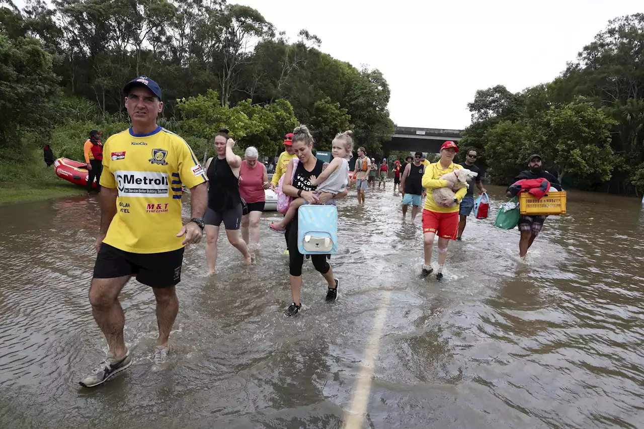 Thousands evacuate worst Australian floods in decades